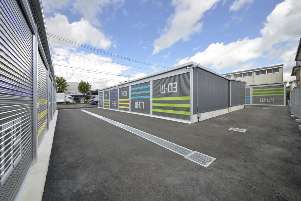 COCO GARAGE蓮田の外観と敷地内通路
